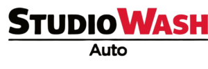 Logotipo da Studio Wash Auto, empresa de Car Wash Almancil, com palavras Studio na cor preta e Wash destacada em vermelho, ambas sublinhadas com uma linha preta e abaixo da linha a palavra Auto na cor preta.